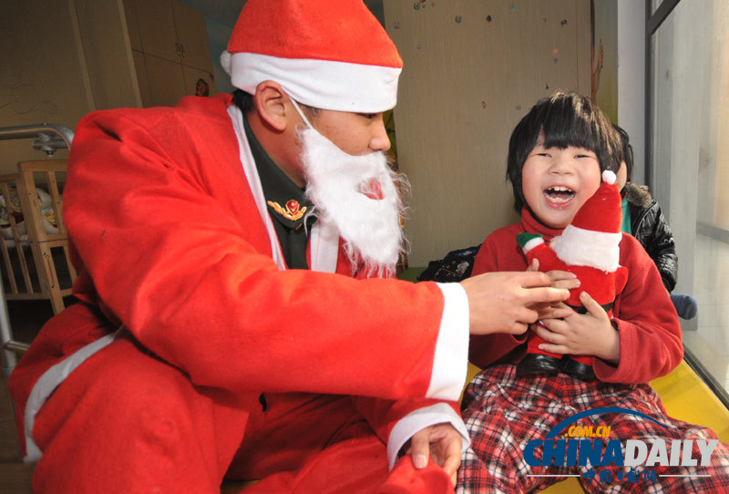 浙江台州：边防战士扮“圣诞老人”为孤儿送祝福