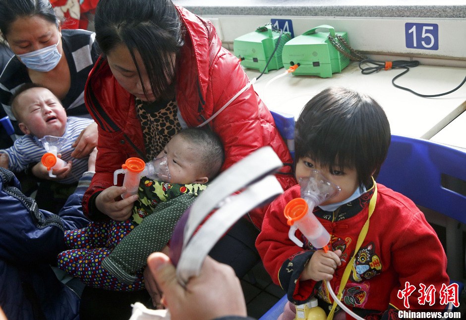 北京持续雾霾引发市民抢购口罩