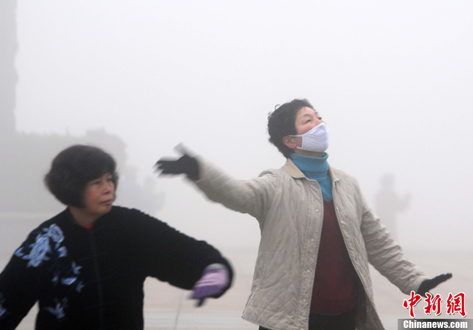 北京持续雾霾引发市民抢购口罩