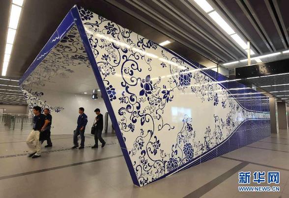 42年“织线成网”北京地铁开进新时代