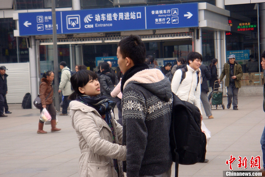 重庆火车站百态 学生情侣分别最动人