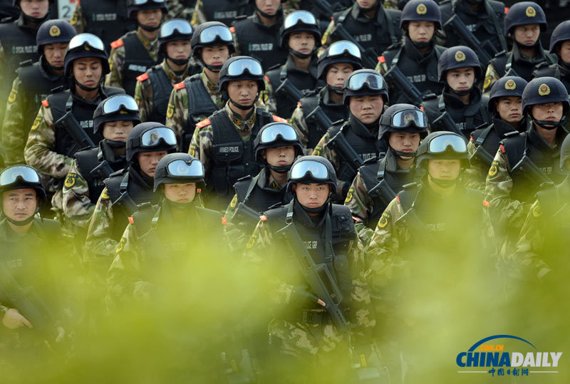 南京：武警特战精英综合演练“护航”春运