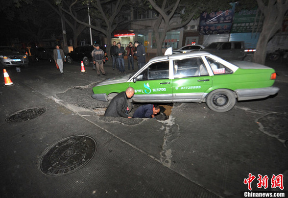福州闹市街道突然塌陷 出租车被“坑”