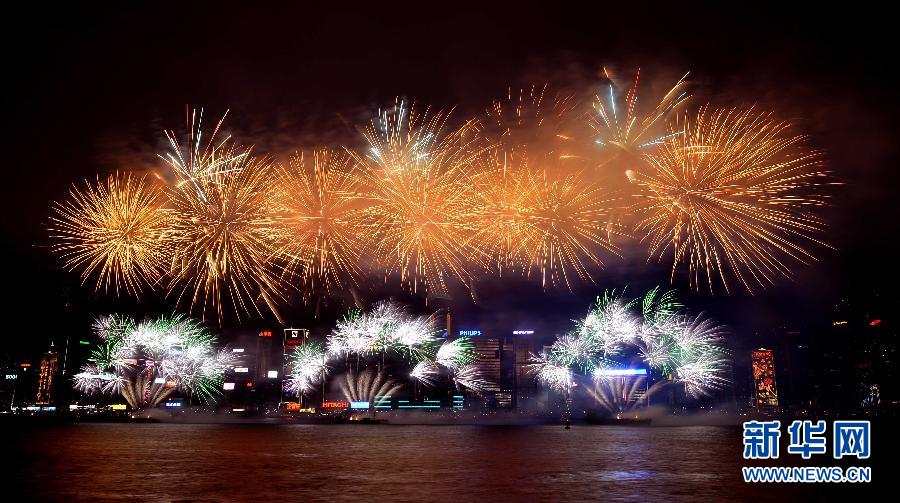 香港举行烟花汇演庆新春 30万名观众观看