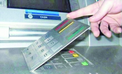 网传ATM机现双层键盘盗码器 卡主小心可防骗
