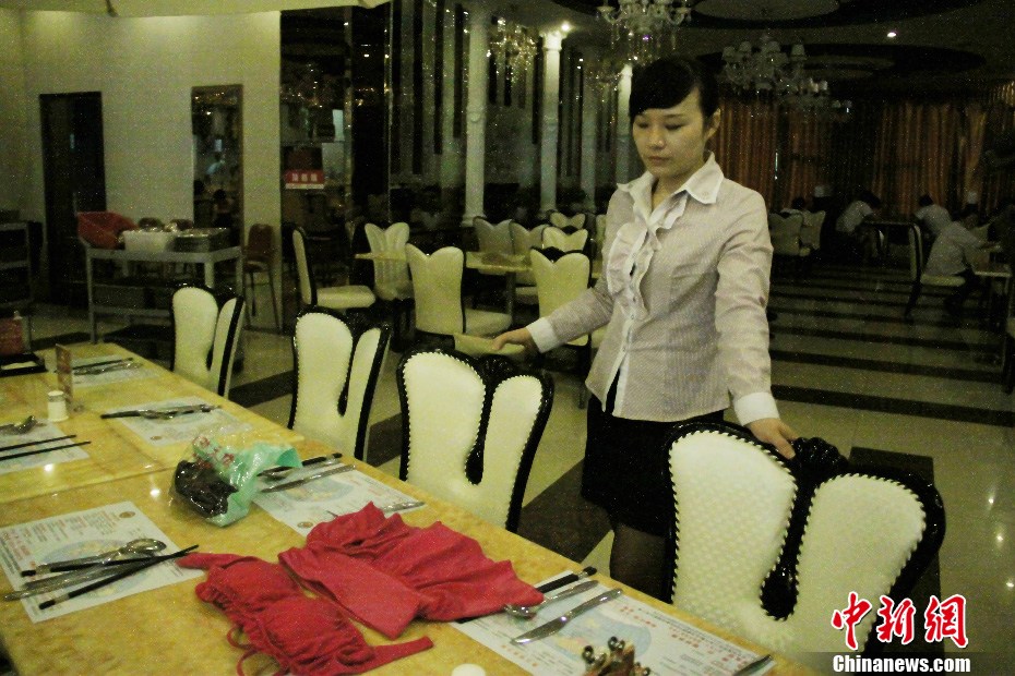 长沙“比基尼餐厅”服务员复穿工作制服