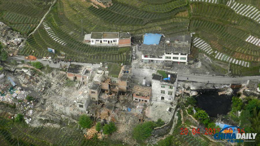 高清：空中直击四川芦山地震现场 已有47人死亡
