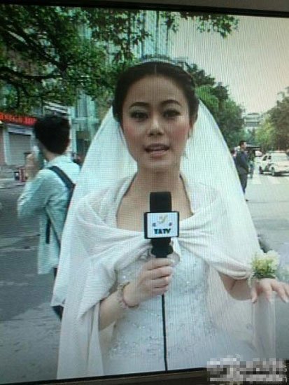 雅安当地女主播穿婚纱播报震区灾情 被赞最美新娘