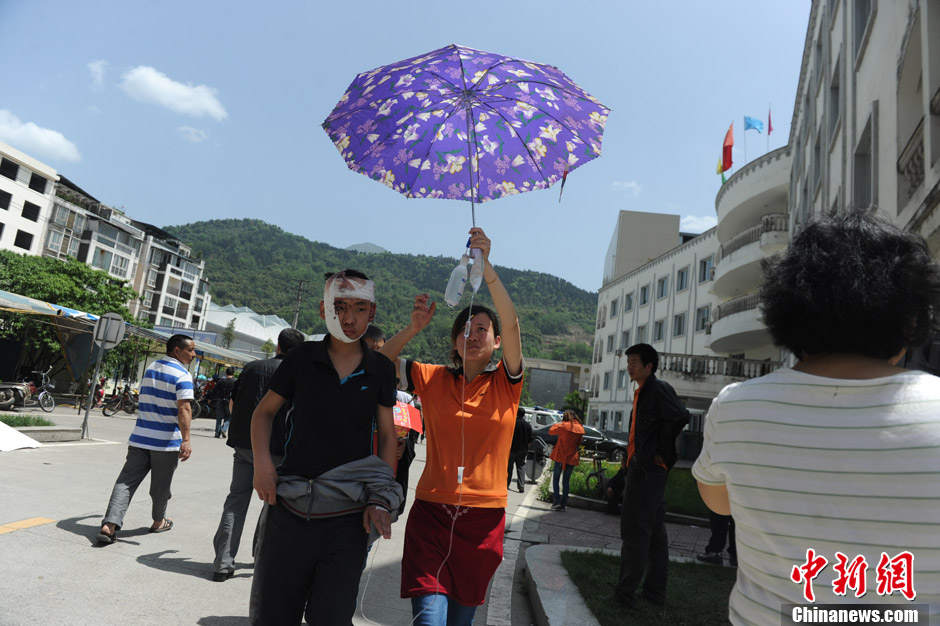 四川芦山7.0级地震 民间救援队往灾区集结