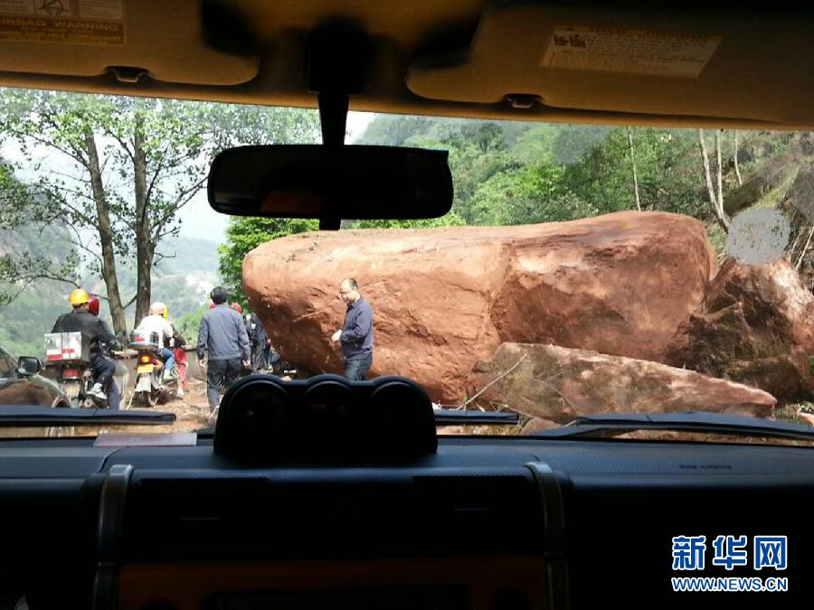 四川芦山7.0级地震 民间救援队往灾区集结