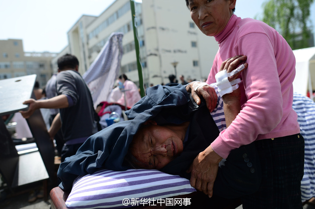 四川芦山7.0级地震 民间救援队往灾区集结