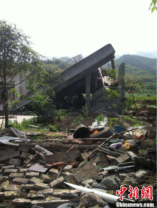 四川芦山7.0级地震 民间救援队往灾区集结