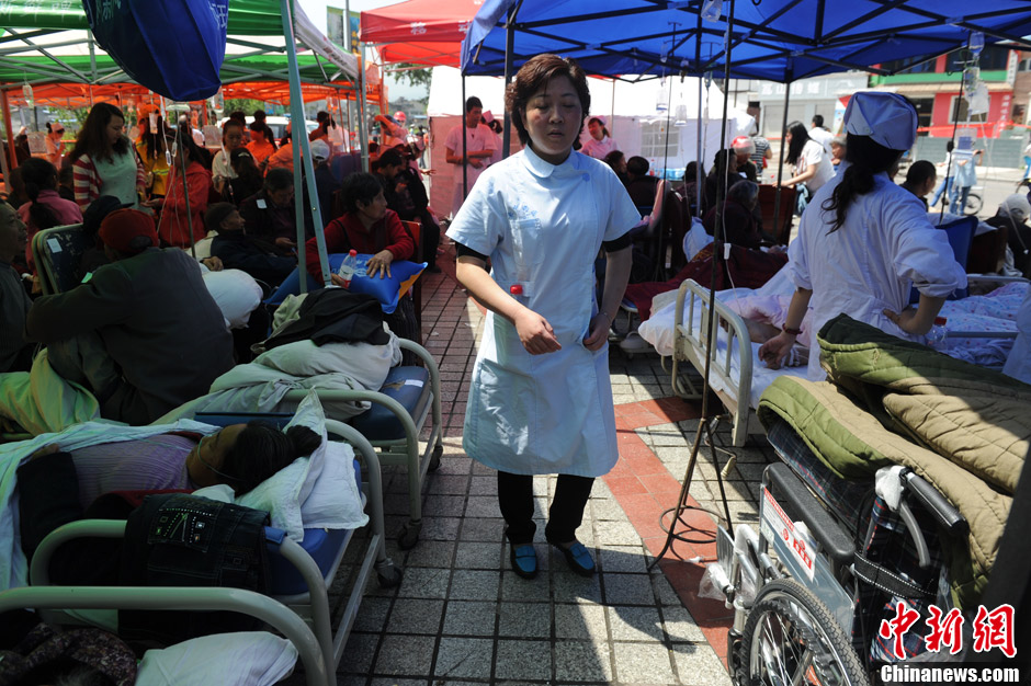 四川芦山7.0级地震 民间救援队往灾区集结