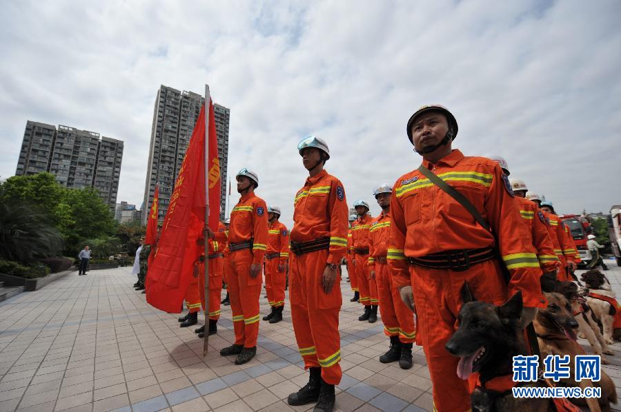 军队、消防、医疗等部门迅速驰援雅安受灾区