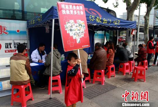 武汉民众自发为雅安献血 14个献血点延迟下班