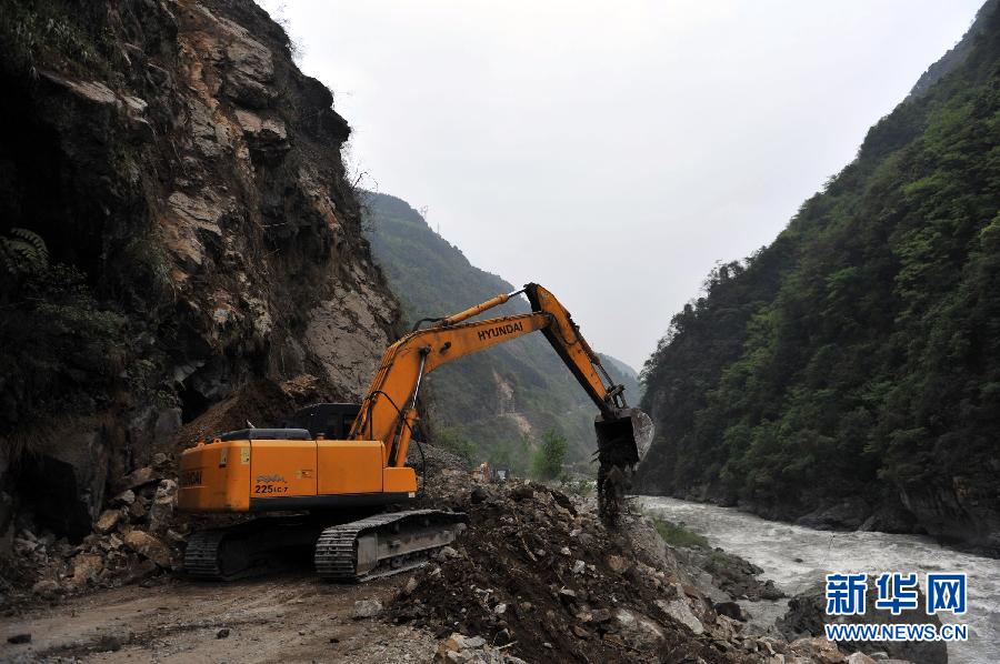 芦山县通往宝兴县灵关镇道路已抢通