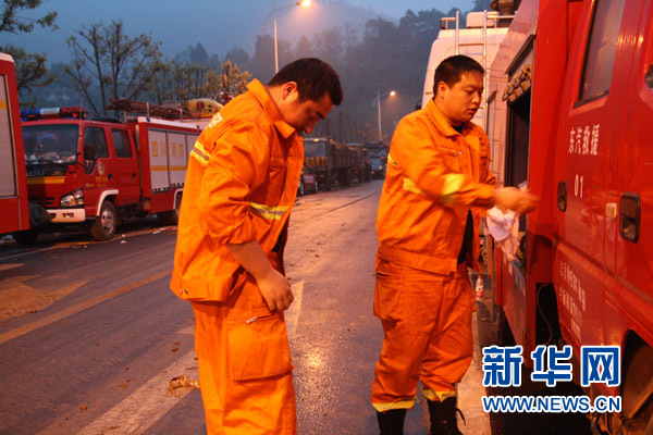 [我在现场·微播报]晨曦中的芦山县：雨停了，余震不断