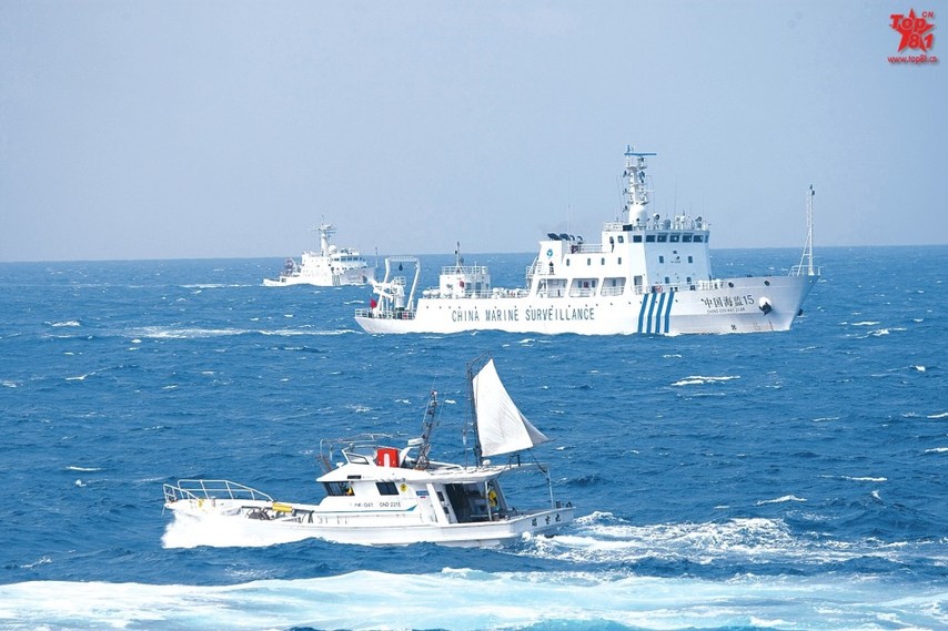 中日对峙钓鱼岛海域大图曝光 海监船围日本渔船