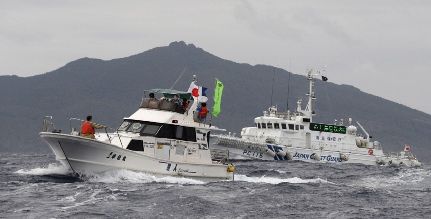 中日对峙钓鱼岛海域大图曝光 海监船围日本渔船