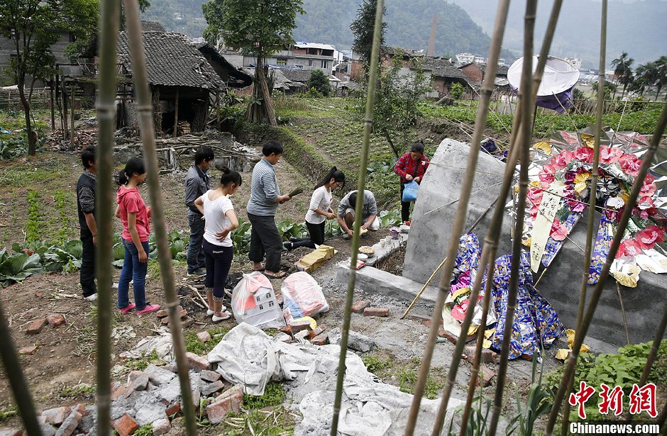 芦山地震七日祭:幸存孩子是母亲唯一的希望