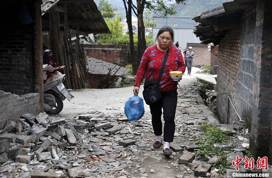 芦山地震七日祭:幸存孩子是母亲唯一的希望
