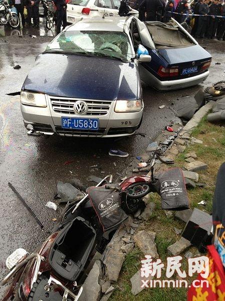 组图：上海劫犯抢车逃逸过程中拦腰撞断2辆出租车