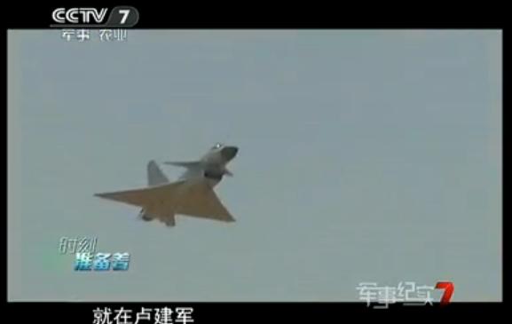 歼-10座舱盖高空爆炸 飞行员放弃跳伞返航