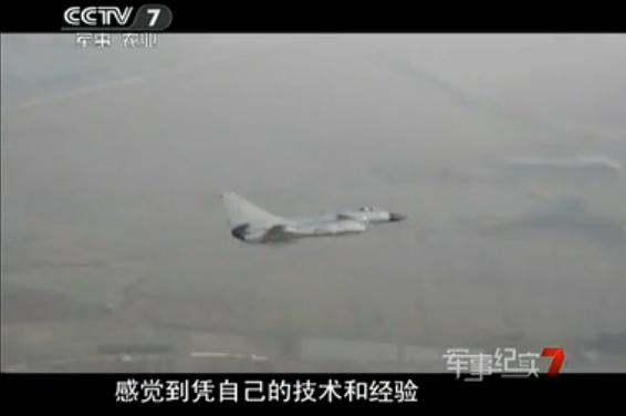 歼-10座舱盖高空爆炸 飞行员放弃跳伞返航