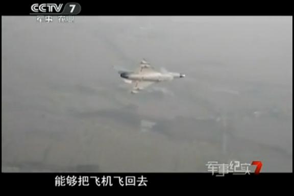 歼-10座舱盖高空爆炸 飞行员放弃跳伞返航