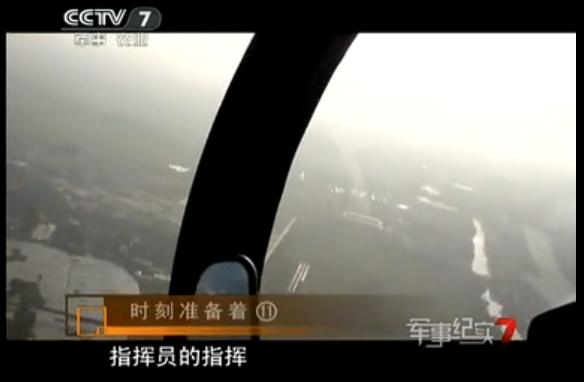 歼-10座舱盖高空爆炸 飞行员放弃跳伞返航