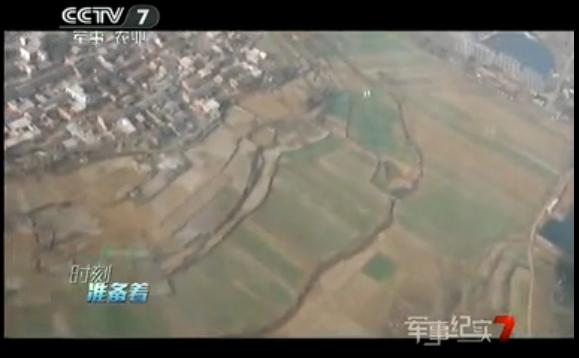 歼-10座舱盖高空爆炸 飞行员放弃跳伞返航