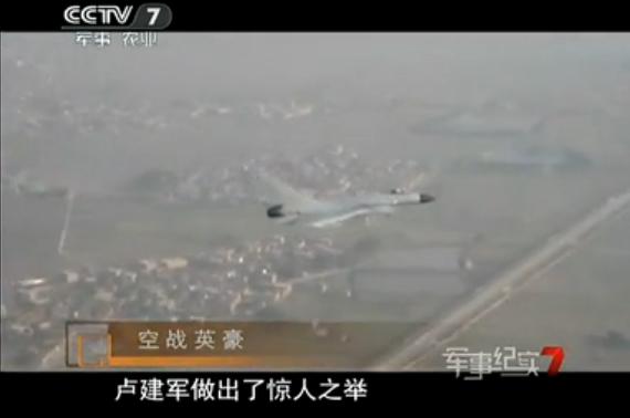 歼-10座舱盖高空爆炸 飞行员放弃跳伞返航