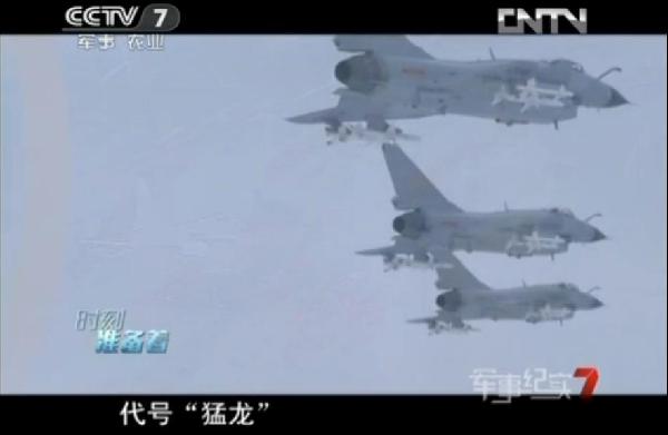 歼-10座舱盖高空爆炸 飞行员放弃跳伞返航