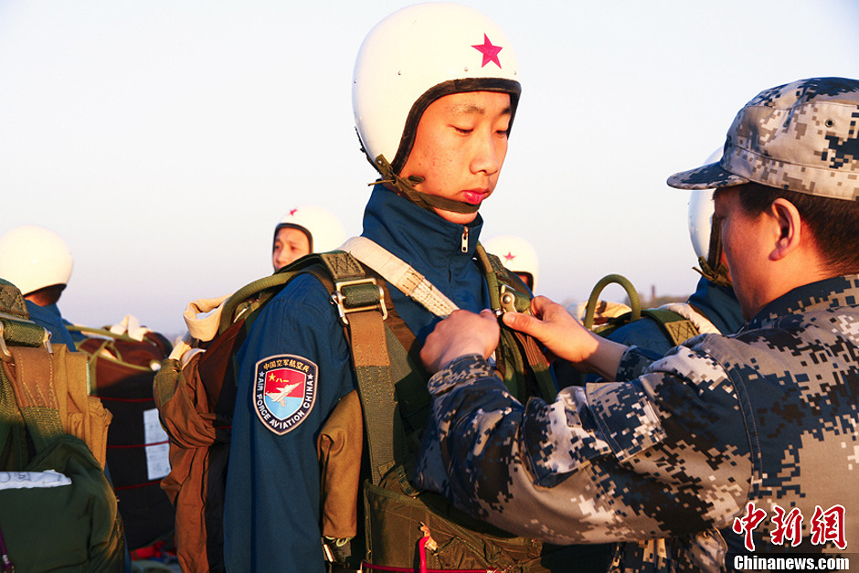 中国空军新一批歼击机飞行学员完成首次空中跳伞