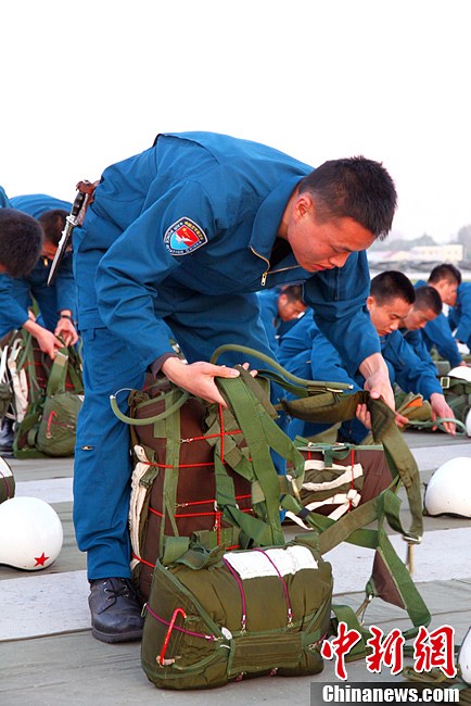 中国空军新一批歼击机飞行学员完成首次空中跳伞