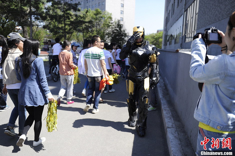 长春大学生扮“钢铁侠”街头摆酷