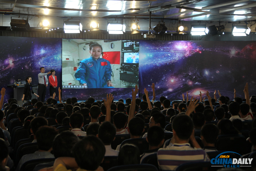 中国航天员首次太空授课 学生在地面课堂提问