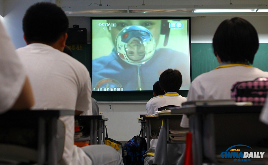 中国航天员首次太空授课 学生在地面课堂提问