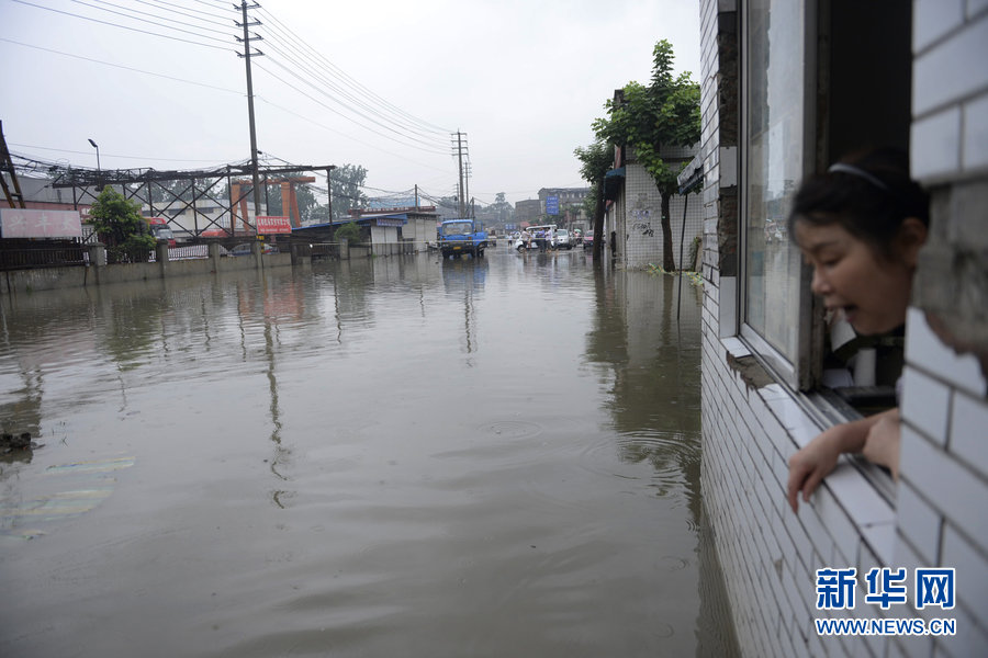 成都暴雨内城“看海”居民困