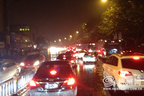 高清：杭州遭暴雨袭击市区 开车如行船