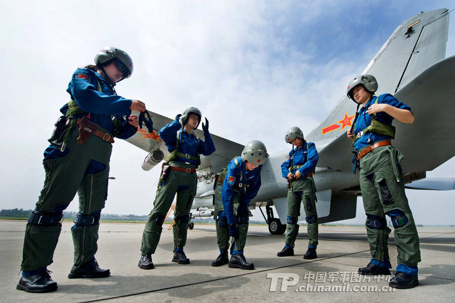 中国空军首批双学士歼击机女飞行员步入战位