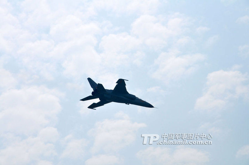 中国空军首批双学士歼击机女飞行员步入战位