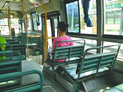 武汉290路没空调座椅是软垫 被称夏日“最苦公交”