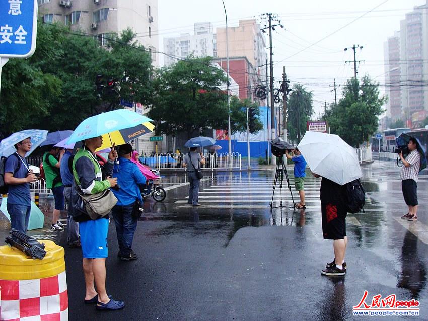 组图：刘志军案今于北京二中院宣判 记者冒雨蹲守法院