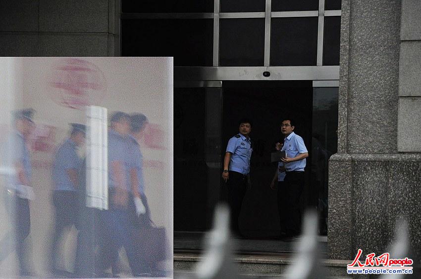 刘志军案今于北京二中院宣判 记者冒雨蹲守法院