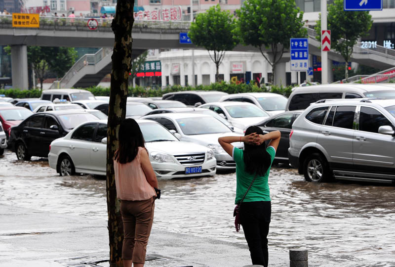 高清：武汉遭遇5年来最强暴雨 城区多处积水