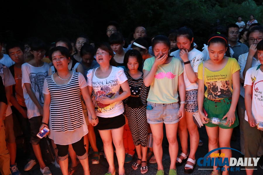 浙江江山市民为韩亚空难遇难中国女生默哀祈福
