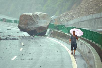 巨石砸桥 隧洞里2000人安全转移