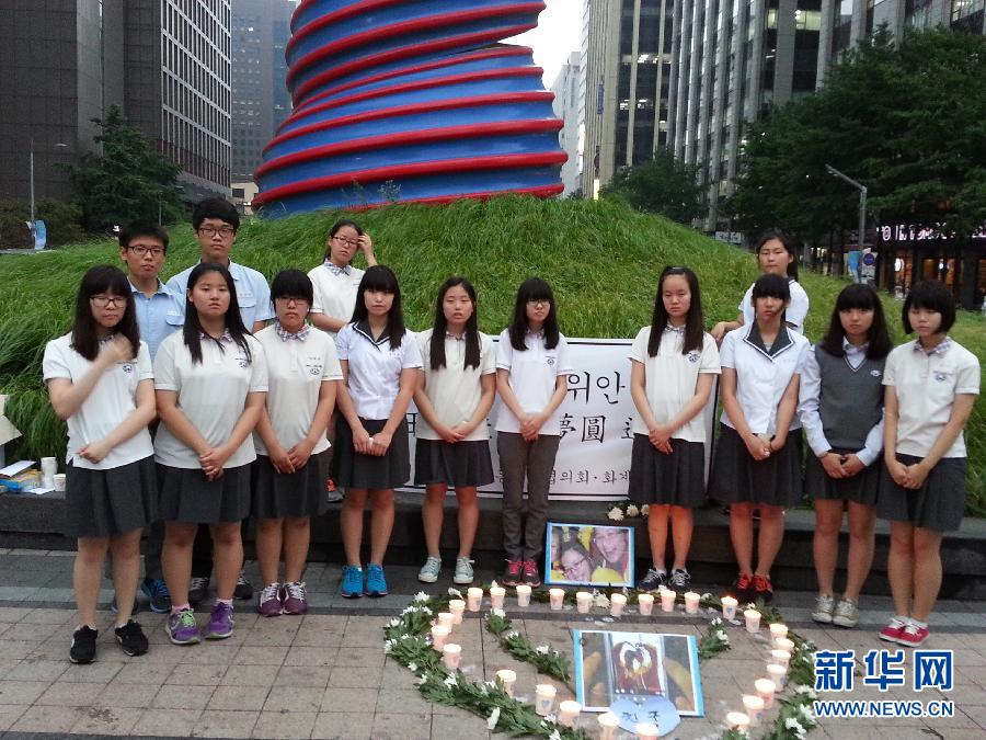 韩国中学生哀悼韩亚空难中国遇难者