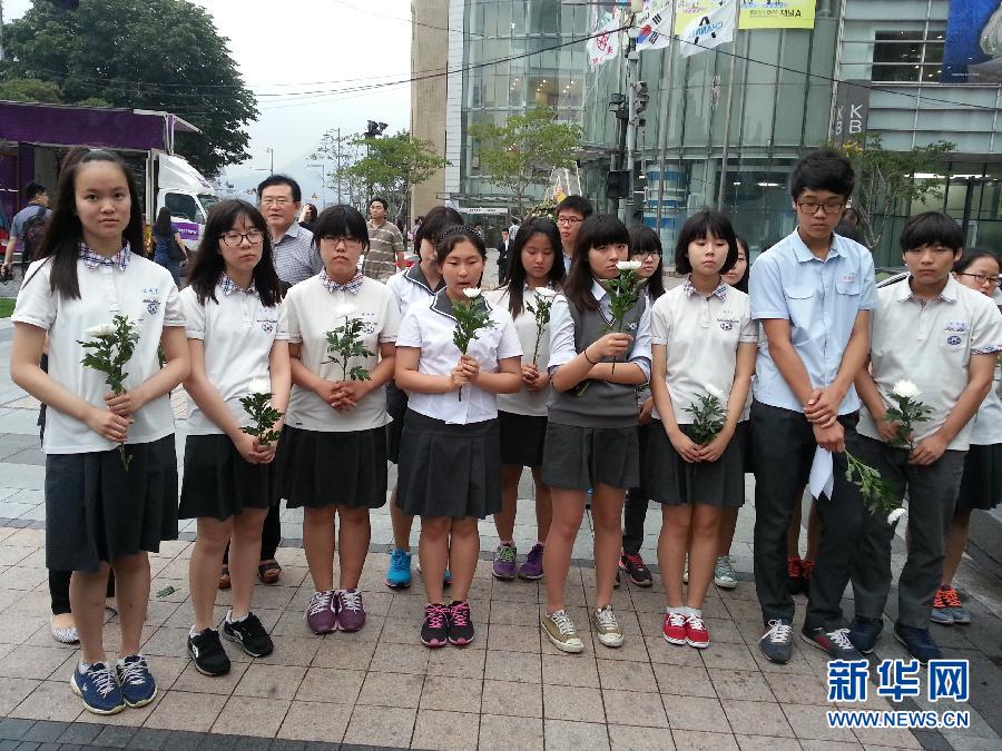 韩国中学生哀悼韩亚空难中国遇难者